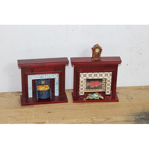 606 - QUANTITY OF DOLLS HOUSE FURNITURE