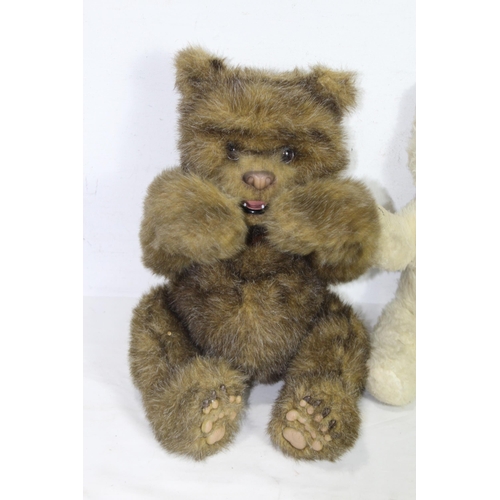 585 - QUANTITY OF TEDDY BEARS INCLUDING ARTICULATED