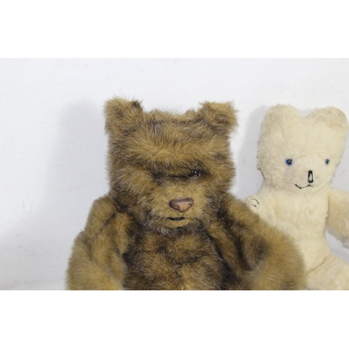 585 - QUANTITY OF TEDDY BEARS INCLUDING ARTICULATED