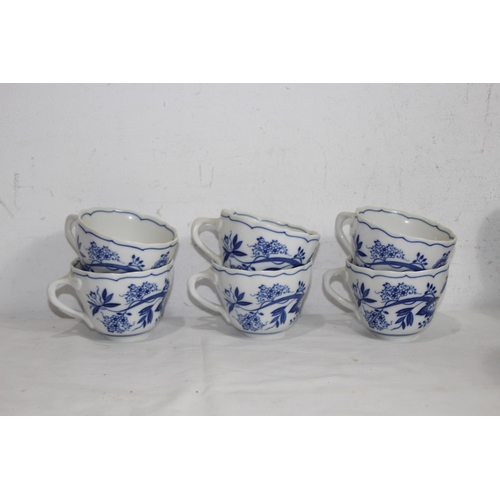 216 - LARGE QUANTITY OF BLUE ONION HUTSCHENREUTHER CHINA