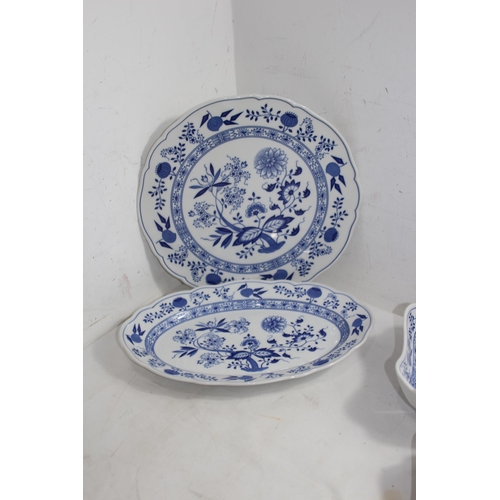 216 - LARGE QUANTITY OF BLUE ONION HUTSCHENREUTHER CHINA