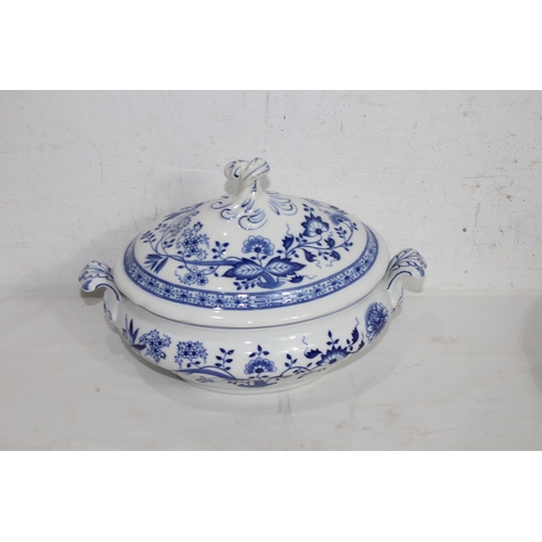 216 - LARGE QUANTITY OF BLUE ONION HUTSCHENREUTHER CHINA