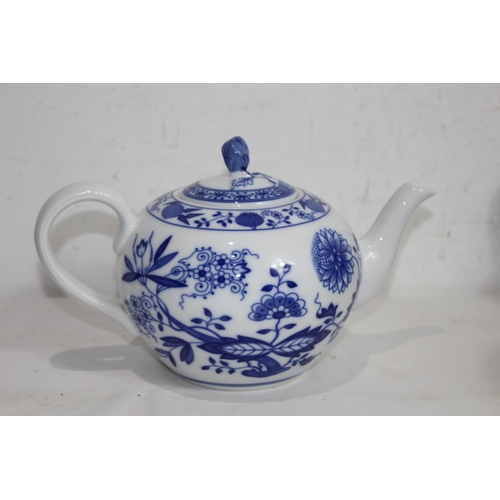 216 - LARGE QUANTITY OF BLUE ONION HUTSCHENREUTHER CHINA