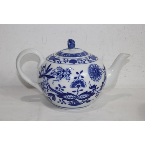 216 - LARGE QUANTITY OF BLUE ONION HUTSCHENREUTHER CHINA