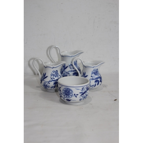 216 - LARGE QUANTITY OF BLUE ONION HUTSCHENREUTHER CHINA