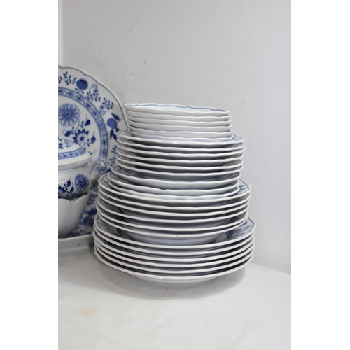 216 - LARGE QUANTITY OF BLUE ONION HUTSCHENREUTHER CHINA