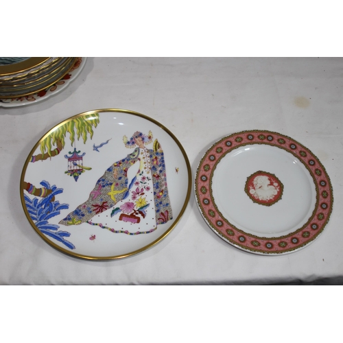 218 - QUANTITY OF VINTAGE COLLECTABLE PLATES