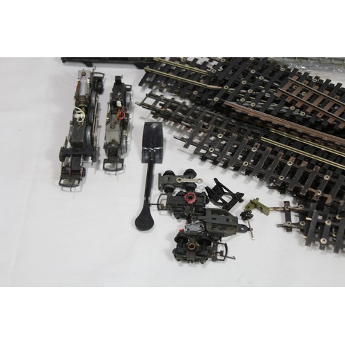 601 - QUANTITY OF OO GAUGE ENGINE, ROLLING STOCK AND TRACK