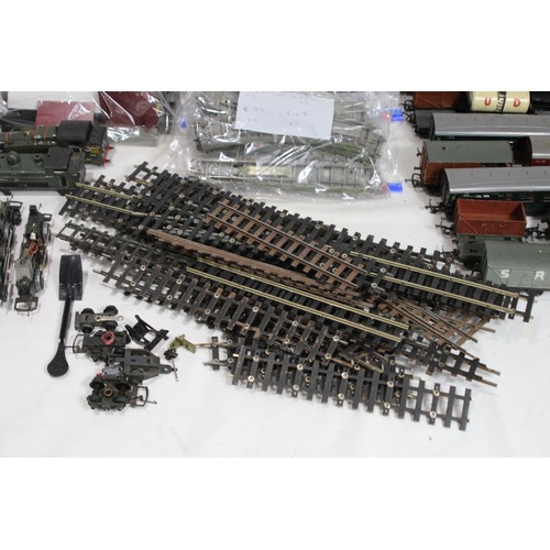 601 - QUANTITY OF OO GAUGE ENGINE, ROLLING STOCK AND TRACK