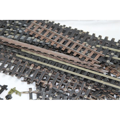 601 - QUANTITY OF OO GAUGE ENGINE, ROLLING STOCK AND TRACK