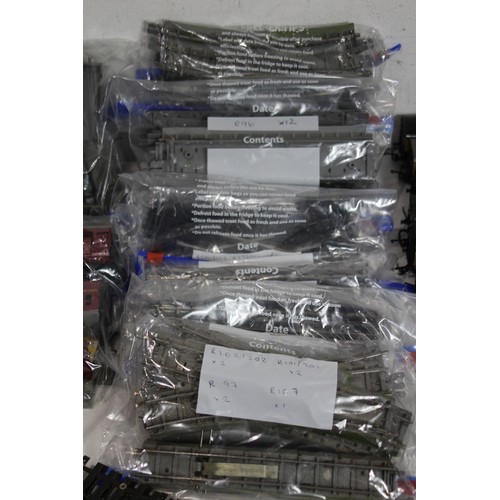 601 - QUANTITY OF OO GAUGE ENGINE, ROLLING STOCK AND TRACK