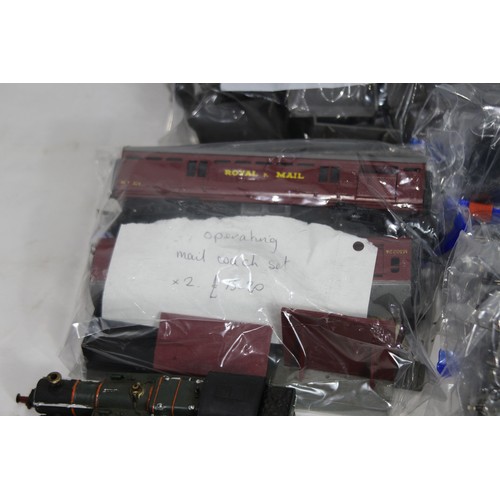 601 - QUANTITY OF OO GAUGE ENGINE, ROLLING STOCK AND TRACK