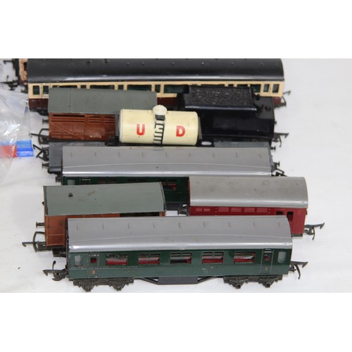 601 - QUANTITY OF OO GAUGE ENGINE, ROLLING STOCK AND TRACK