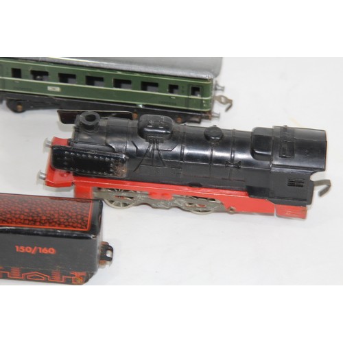 602 - TINPLATE ELECTRIC TRAIN ITEMS