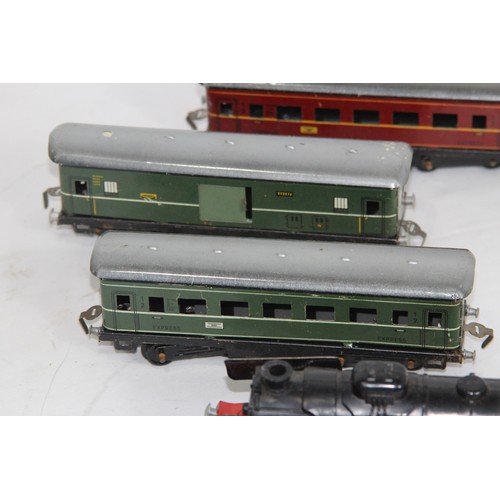 602 - TINPLATE ELECTRIC TRAIN ITEMS