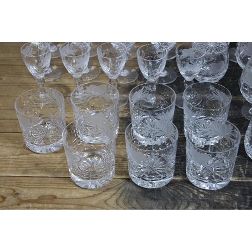 217 - LARGE QUANTITY OF GOOD GLASSWARE