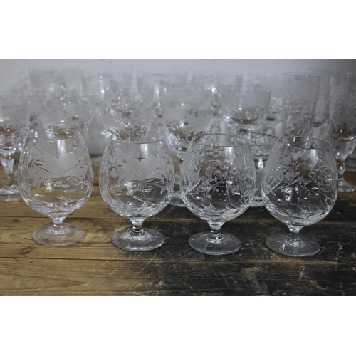 217 - LARGE QUANTITY OF GOOD GLASSWARE