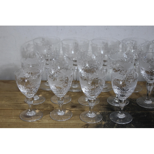 217 - LARGE QUANTITY OF GOOD GLASSWARE