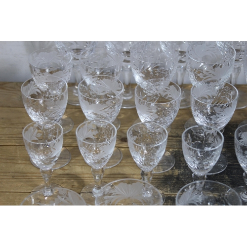 217 - LARGE QUANTITY OF GOOD GLASSWARE