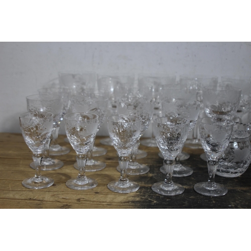 217 - LARGE QUANTITY OF GOOD GLASSWARE