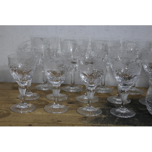 217 - LARGE QUANTITY OF GOOD GLASSWARE