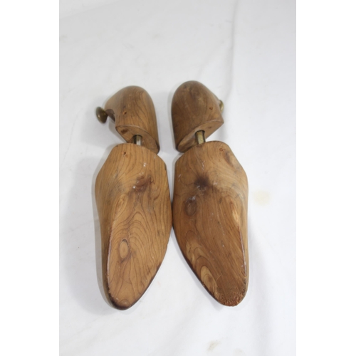 339 - QUANTITY OF WOODEN SHOE STRETCHERS