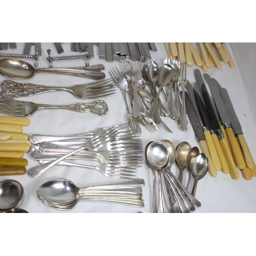 380 - LARGE QUANTITY OF CUTLERY