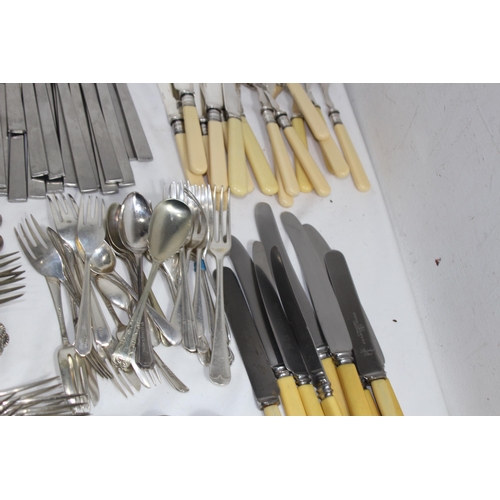 380 - LARGE QUANTITY OF CUTLERY