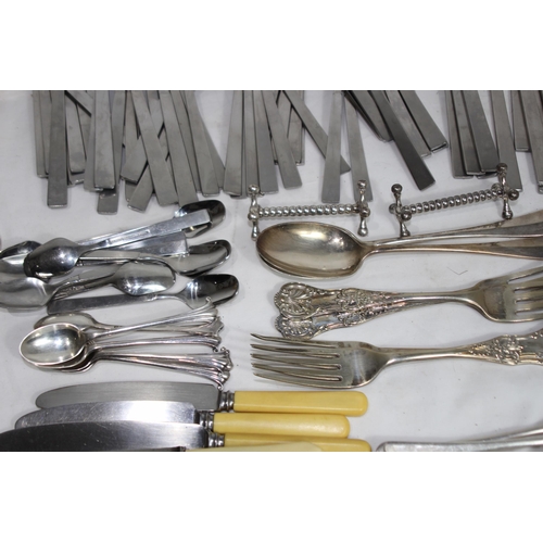 380 - LARGE QUANTITY OF CUTLERY