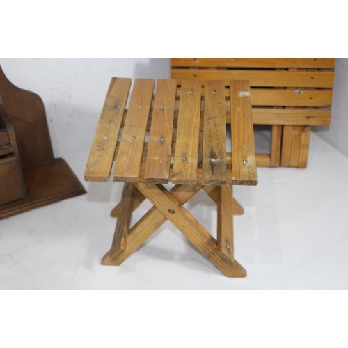 420 - VINTAGE SMALL FOLDING TABLE, SPICE RACK AND BULB BOX
47 X 25CM