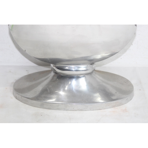 425 - ALUMINIUM TWO HANDLED VASE
50 X 30CM