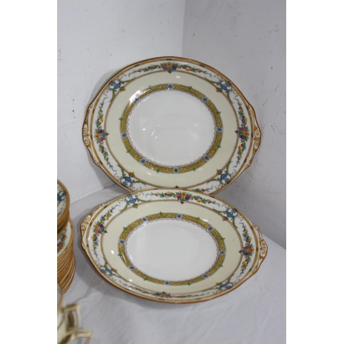 253 - VINTAGE MINTON HELENA TEASET