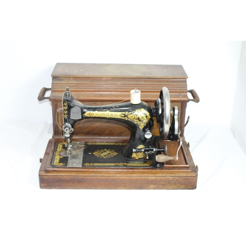 431 - VINTAGE SINGER SEWING MACHINE