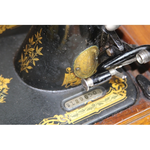 431 - VINTAGE SINGER SEWING MACHINE