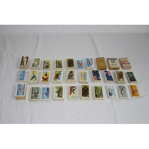 435 - LARGE QUANTITY OF VINTAGE TEA CARDS