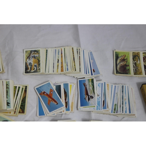 435 - LARGE QUANTITY OF VINTAGE TEA CARDS