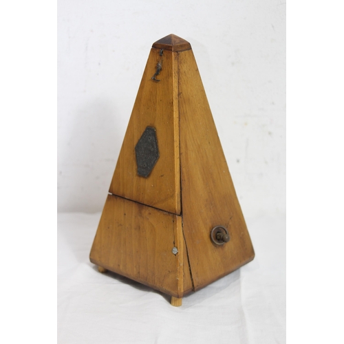 441 - VINTAGE METRONOME
22CM