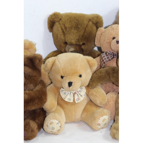 579 - QUANTITY OF SOFT TEDDY BEARS