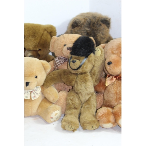 579 - QUANTITY OF SOFT TEDDY BEARS