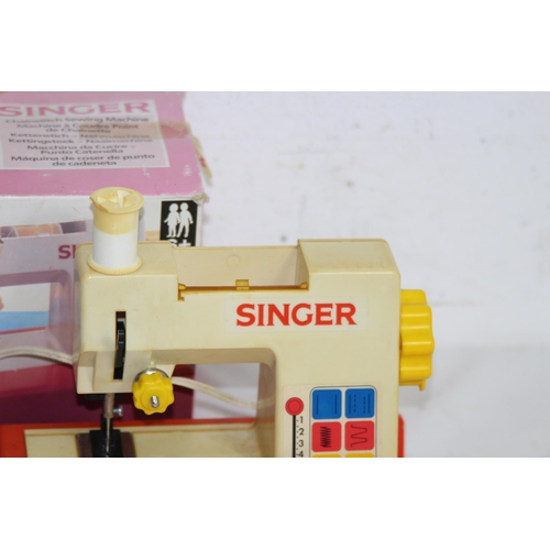 613 - CHILDS SINGER SEWING MACHINE