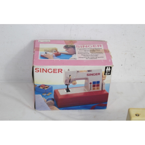 613 - CHILDS SINGER SEWING MACHINE