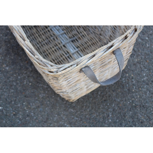 418 - LARGE LOG STYLE BASKET
60 x 36 x 36cm