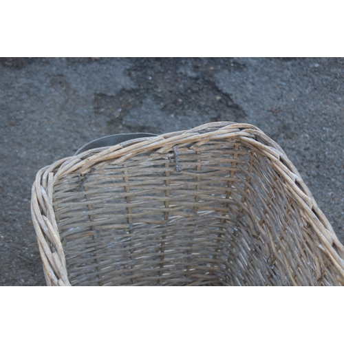 418 - LARGE LOG STYLE BASKET
60 x 36 x 36cm