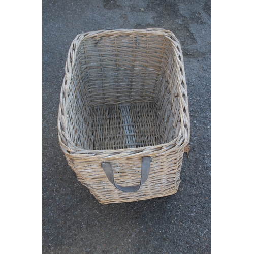 418 - LARGE LOG STYLE BASKET
60 x 36 x 36cm