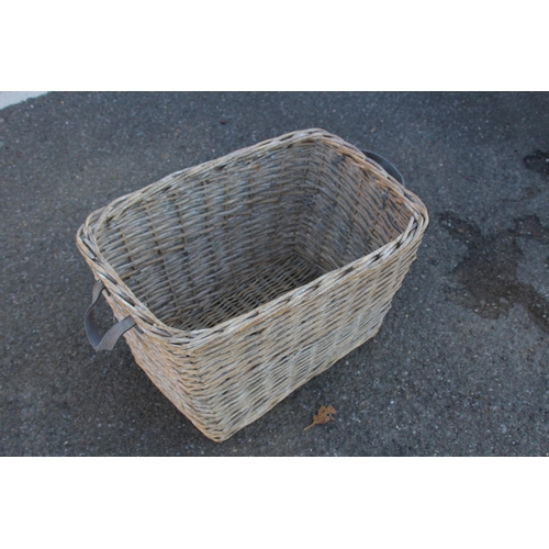 418 - LARGE LOG STYLE BASKET
60 x 36 x 36cm