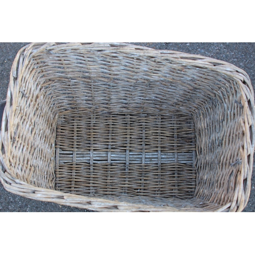 418 - LARGE LOG STYLE BASKET
60 x 36 x 36cm