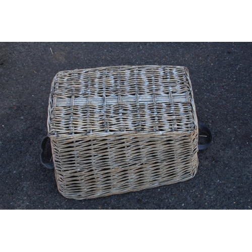 418 - LARGE LOG STYLE BASKET
60 x 36 x 36cm