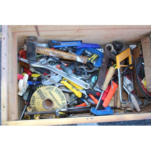 454 - VINTAGE WOODEN TOOL BOX AND TOOLS 
77 X 39 X 40CM