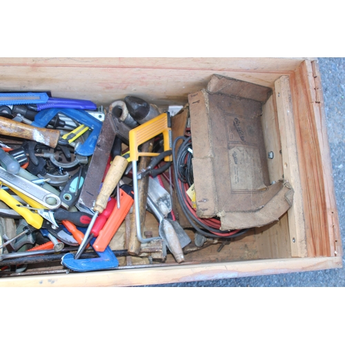 454 - VINTAGE WOODEN TOOL BOX AND TOOLS 
77 X 39 X 40CM