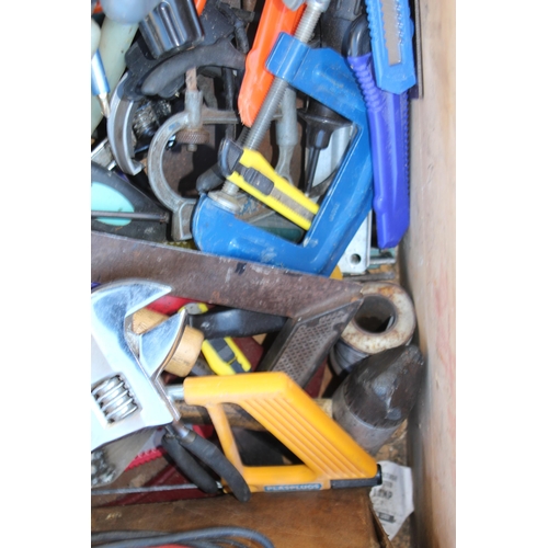 454 - VINTAGE WOODEN TOOL BOX AND TOOLS 
77 X 39 X 40CM